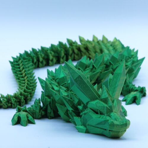 Filmbeli 3D nyomtatott sárkány figura, zöld színben.