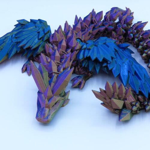 Részletgazdag 3D nyomtatott sárkány figura, lila színben nagy szárnyakkal.