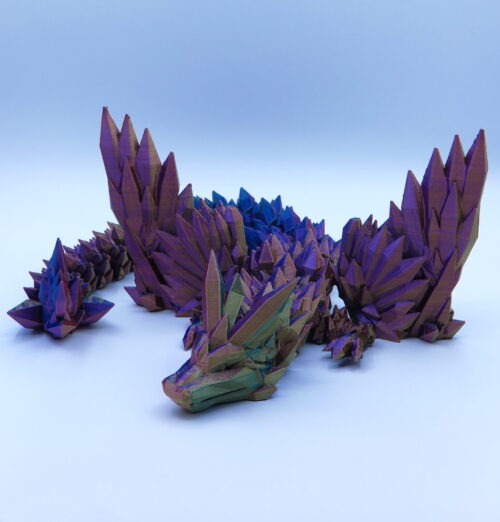 Részletgazdag 3D nyomtatott sárkány figura, lila színben nagy szárnyakkal.