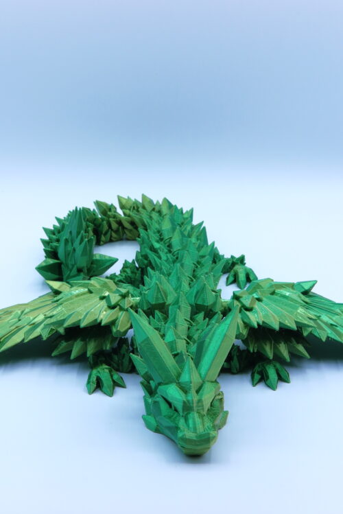 Részletgazdag 3D nyomtatott sárkány figura, zöld színben nagy szárnyakkal.
