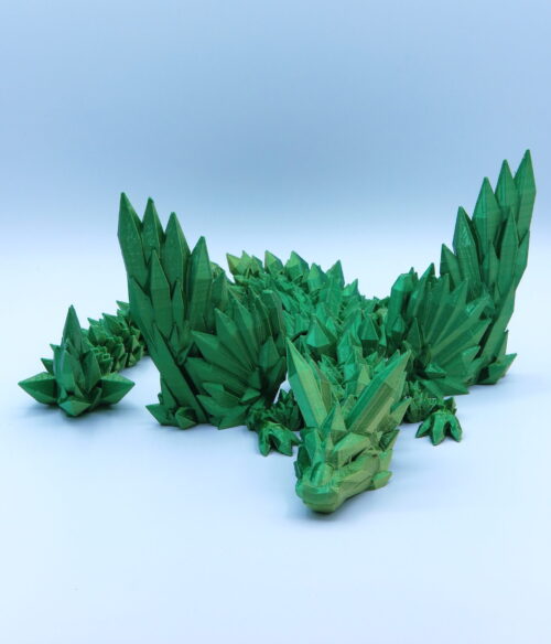 Részletgazdag 3D nyomtatott sárkány figura, zöld színben nagy szárnyakkal.