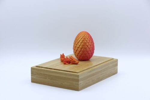 Mini széttekerhető sárkánytojás, melyben egy mini sárkány lapul.
